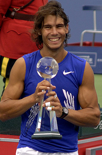 Rafael_Nadal_holding_the_2008_Rogers_Cup_trophy2